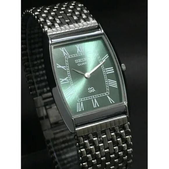 Vintage Style Seiko Quartz Mens Silver Watch & Green accents W/ Metal Strap - Picture 5 of 7